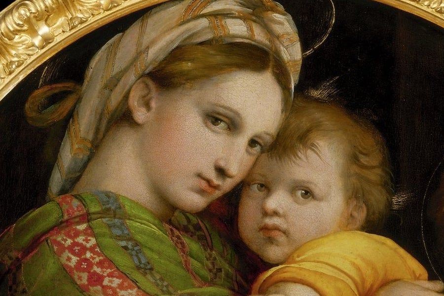 Raffaello, nella sua ricerca della bellezza ideale, è l'artista della metamorfosi. Nell'arco di vent'anni assorbe la creatività che lo circonda, dalla sua Urbino alla Firenze di Leonardo e Michelangelo fino a Roma, assimila la lezione dei maestri del Rinascimento e si ispira ai classici dell'antichità. Dai primi ritratti alle ultime Madonne, riesce a infondere nei suoi dipinti la dolcezza e la profondità dei suoi mutamenti, diventando uno dei pittori più amati del Rinascimento. La sua Madonna Sistina (1512-1513) è stata per secoli il dipinto italiano più famoso al mondo, così come i due putti che osservano dal basso che hanno contribuito alla notorietà del dipinto. Le celebrazioni per i 500 anni dalla morte di Raffaello Sanzio, avvenuta il 6 aprile 1520, sono state sospese per la pandemia, ma ora un documentario festeggia al cinema la ricorrenza ricordando l'artista attraverso i suoi ritratti femminili. Raffaello. Il giovane prodigio ripercorre la vita e le opere dell'artista e riapre la stagione della Grande Arte al Cinema: il docufilm, diretto da Massimo Ferrari e prodotto da Sky, sarà in sala il 21, 22 e 23 giugno distribuito da Nexo Digital. ADVERTISING 'Raffaello. Il giovane prodigio', clip in anteprima: la Fornarina, una dea senza nome La voce narrante di Valeria Golino arricchisce il racconto della vita di Raffaello, aggiungendo intensità alle vicende e alle donne che lo hanno ispirato, dal ricordo della madre nell'affresco che aveva in casa alle donne che ha amato, dalle committenti alle modelle che ha ritratto nei primi nudi femminili dell'epoca moderna. A fare da guida c'è Vincenzo Farinella, professore ordinario di Storia dell’Arte Moderna all’Università di Pisa e consulente storico-scientifico del progetto, oltre agli interventi di Lorenza Mochi Onori, storica dell’arte ed esperta di Raffaello, Giuliano Pisani, filologo classico e storico dell’arte italiana, Tom Henry, direttore dell’Università del Kent a Roma, Amélie Ferrigno, storica dell’arte e ricercatrice associata presso il Centre d’Études Supérieures de la Renaissance (Cesr Tours), Ippolita di Majo, sceneggiatrice e storica dell’arte, Gloria Fossi, storica dell’arte medievale e moderna e le animazioni realizzate dall’illustratore Giordano Poloni. Le musiche sono di Francesco Ruggiero e Augusto Palombo. 'Raffaello. Il giovane prodigio', la bellezza ideale nei ritratti femminili Madonna della Seggiola (1513-1514)